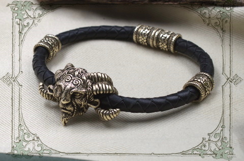 плетеный кожаный браслет с бронзовыми шармами и фавном