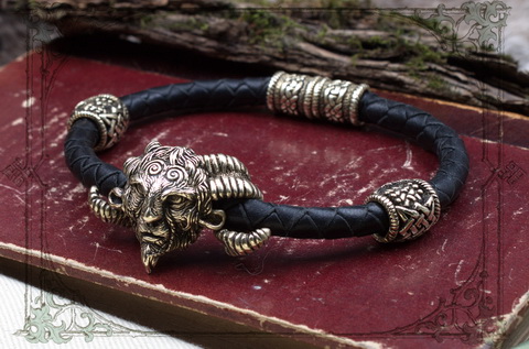 Кожаный браслет из черного плетеного шнура с ювелиными шармами подарок мужчине со смыслом