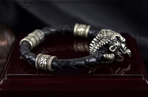 плетеный кожаный браслет с кельтскими шармами и Фавном