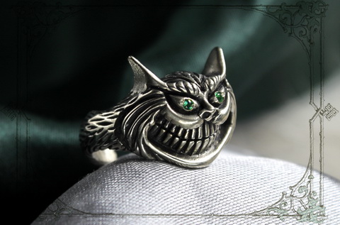 кольцо с котом м зелеными фианитами "Чеширский кот"