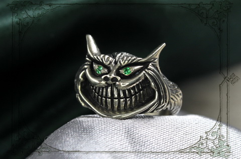 кольцо "Чеширский кот" с зелеными камнями фианитами
