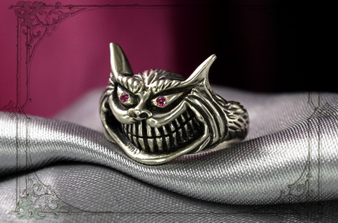 Женское кольцо Чеширский кото с красными камнями