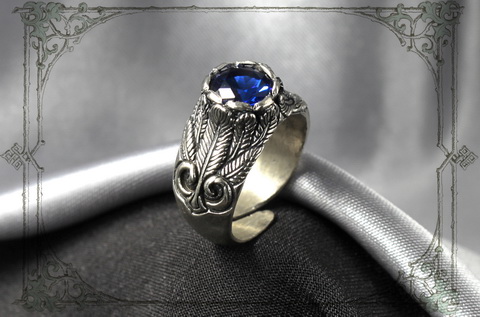 Женское кольцо с синим камнем