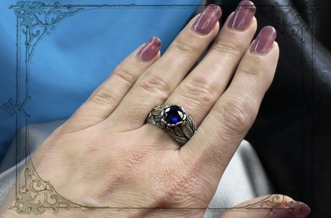 женское кольцо с синим камнем