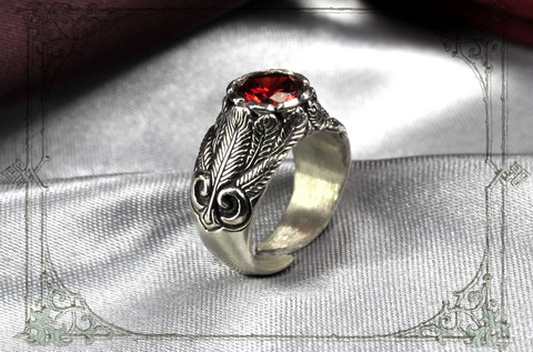 Женский перстень с большим красным камнем