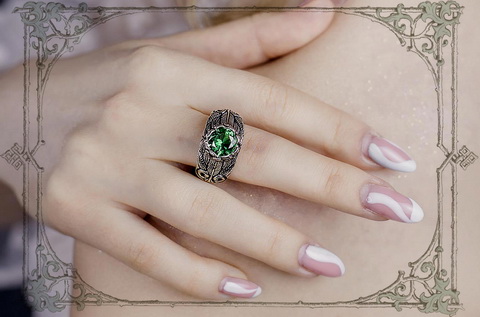 ювелирное женское кольцо с зеленым камнем
