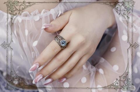 Подарок жене красивое кольцо с камнем большим белым цирконом