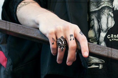 ювелирное кольцо Виверна фото на руке