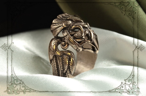 мужское кольцо с черепом птицы