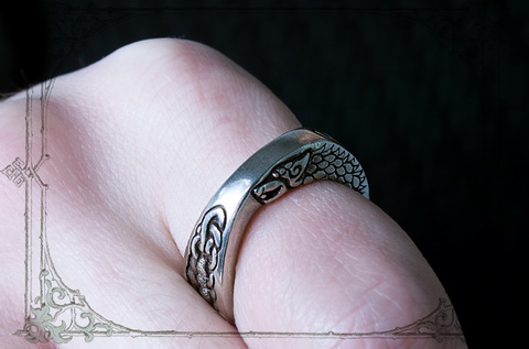 подарок мужу стрильное серебряное кольцо с волком