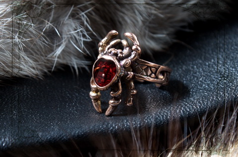 кольцо Паук с эмалью красного цвета ювелирная бижутерия