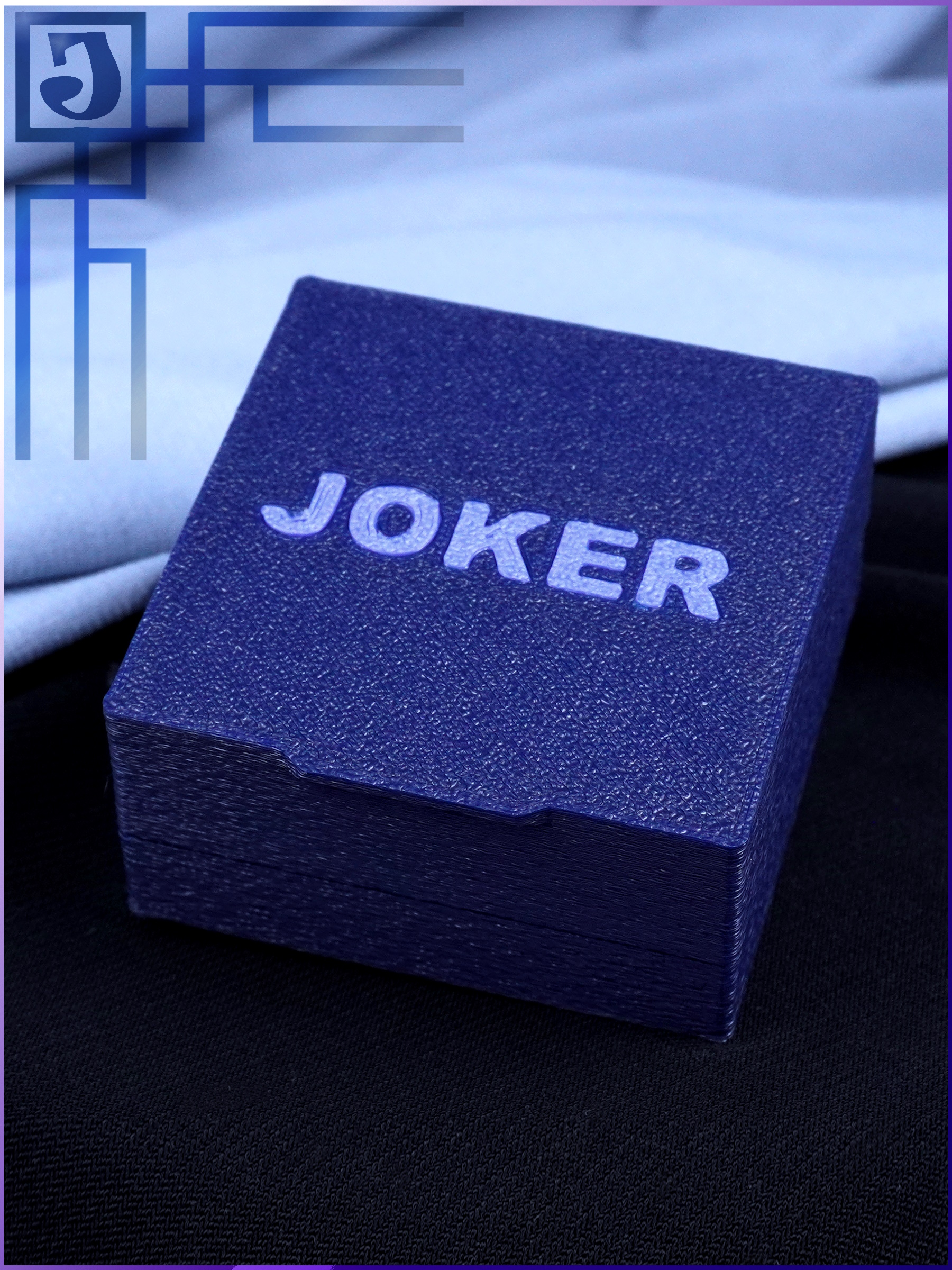 Фирменная черная коробочка футляр Joker-Studio с кулоном Ведьмак внутри.
