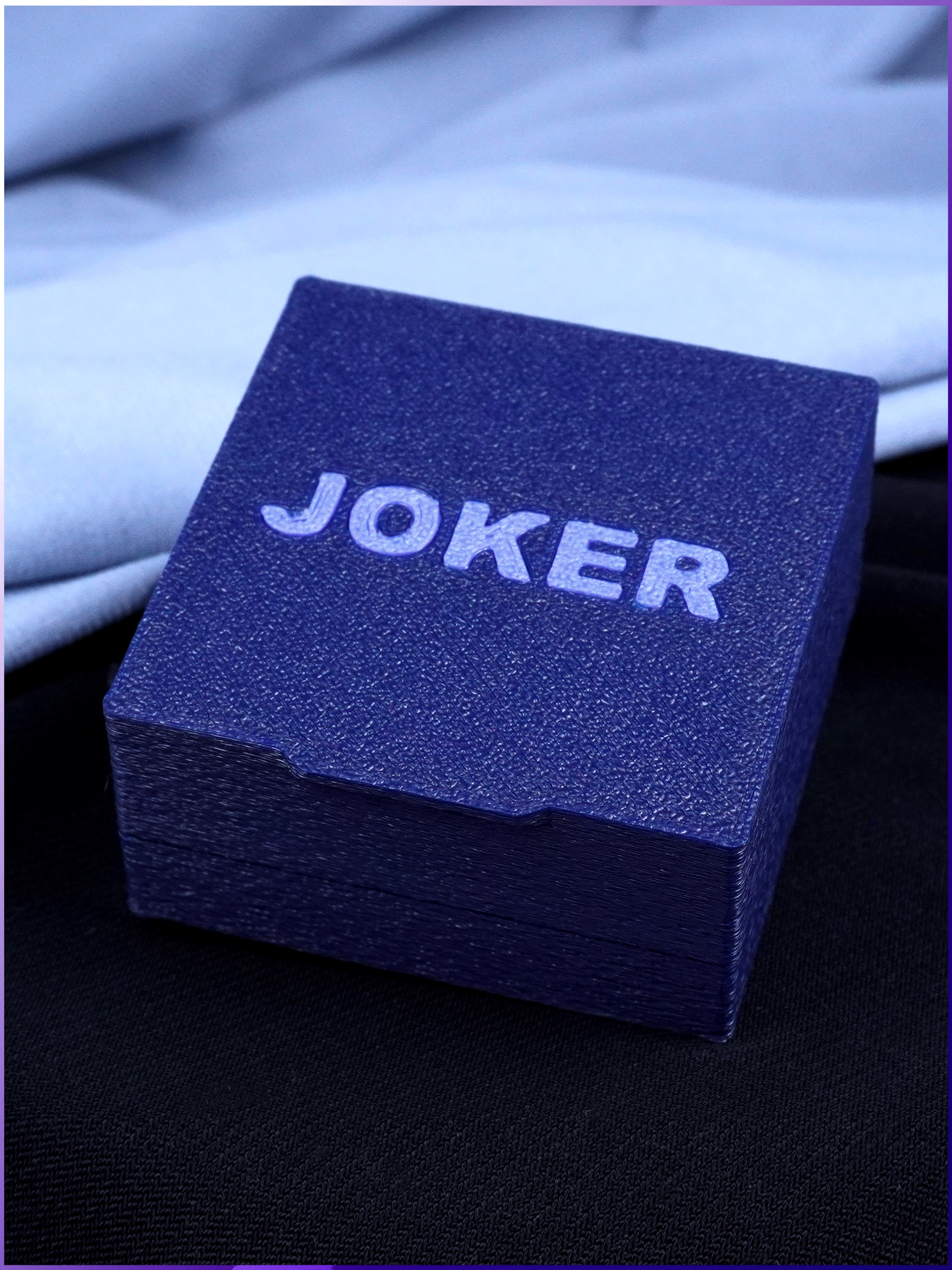 Фирменная коробочка футляр Joker-Studio с кулоном Ведьмак внутри.
