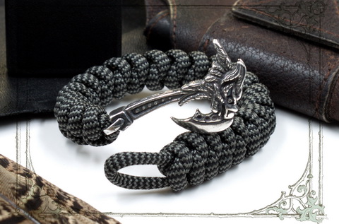 Мужской браслет из паракорда змейка с топором недорого но практичный подарок