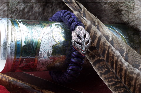 Женский браслет с плетением из красочного паракрда с маской Пери