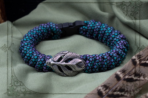 Женский оригинальный браслет с плетением из красочного паракрда с маской Пери