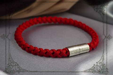 красный браслет с магнитным замком для шарма
