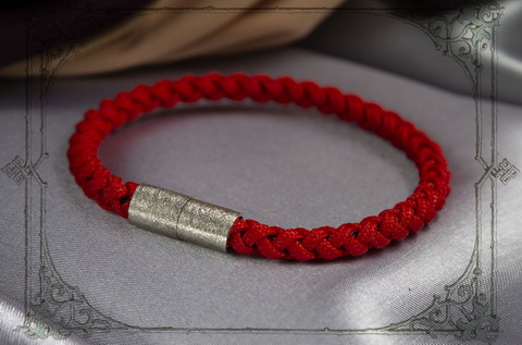 красный браслет с серебряным магнитным замком cord