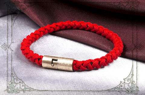 красный браслет с магнитным замком cord
