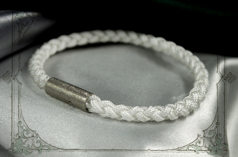 белый браслет с серебряным магнитным замком cord