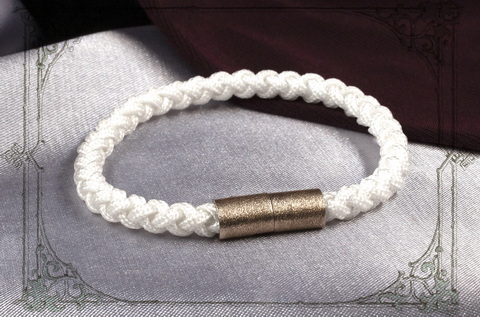 белый браслет с золотым замком cord