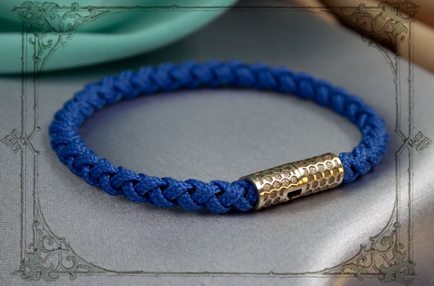 синий браслет с магнитным замком