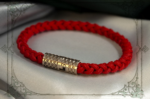 женский красный браслет с золотым магнитным замком Гексагон