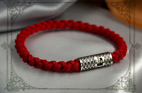 красный браслет с серебряным магнитным замком