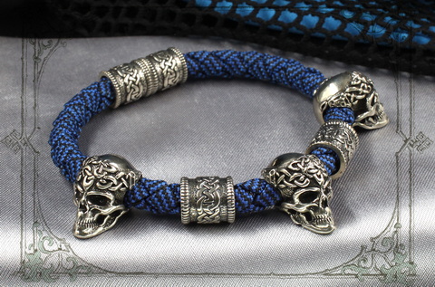 синий браслет с серебряными черепами и кельтскими шармами