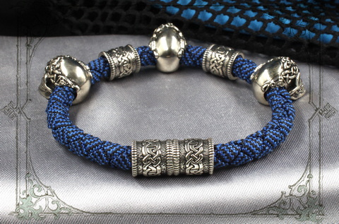 синий браслет с серебряными кельтским шармами