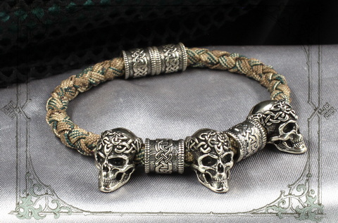 защитный браслет из кельтских бус с черепами