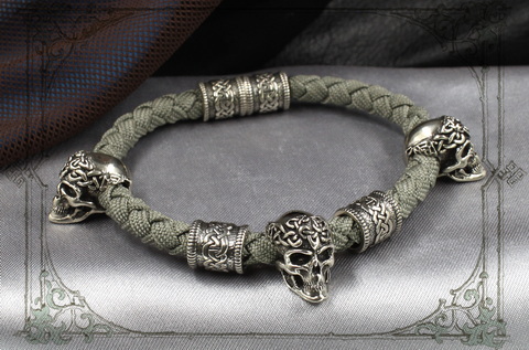 серый браслет из кельтских бус с черепами