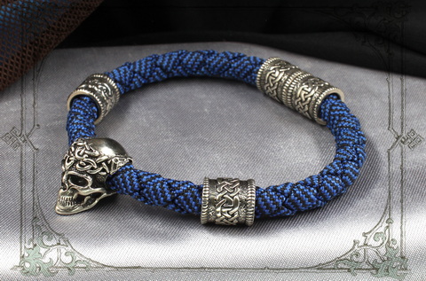 джинсовый браслет с серебряными черепами и кельтскими шармами