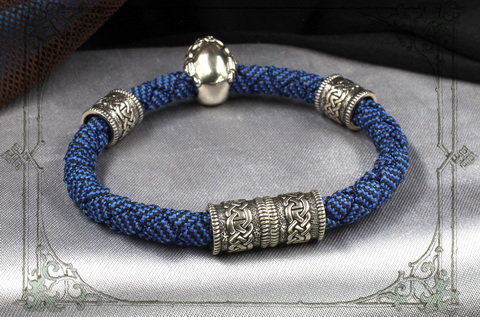 синий браслет с кельтским шармами