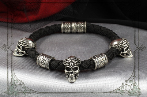 мужской браслет с серебряными черепами и кельтскими шармами