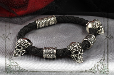 плетеный браслет с кельтским шармами