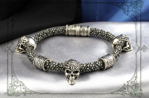 байкерский браслет с серебряными черепами и кельтскими шармами