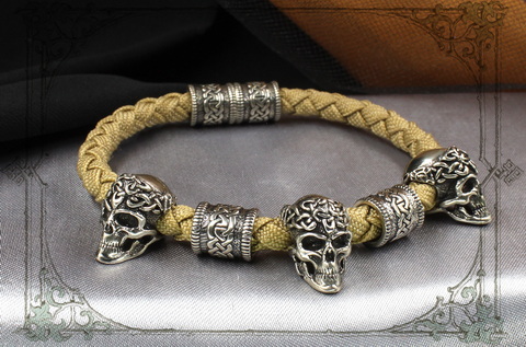 кельтский браслет с шармами из черепов