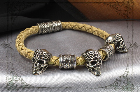 мужской браслет цвета хаки с серебряными черепами и кельтскими шармами
