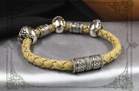 плетеный браслет с черепами и кельтским шармами