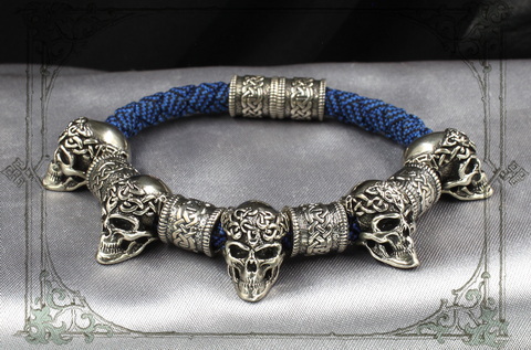 синий браслет из кельтских бус с черепами
