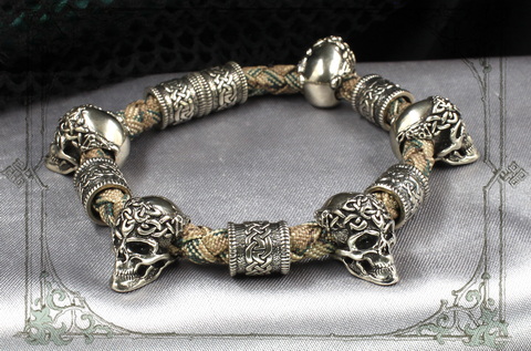 камуфляжный браслет с серебряными черепами и кельтскими шармами