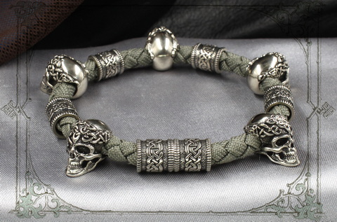 серый браслет с кельтским шармами