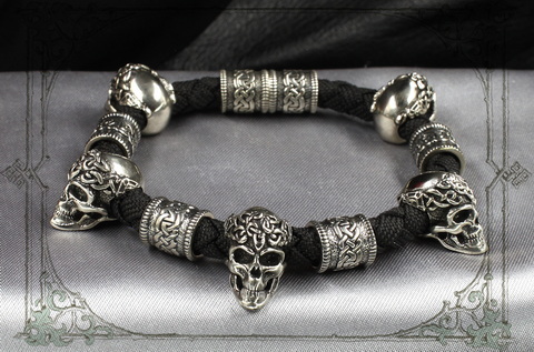 черный браслет с кельтскими шармами и черепами