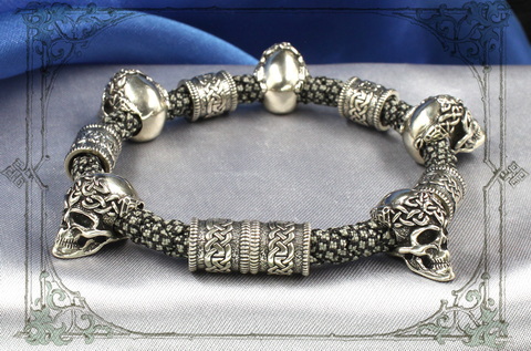 серый браслет с серебряными кельтским шармами