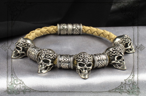 кельтский браслет с серебряными шармами из черепов