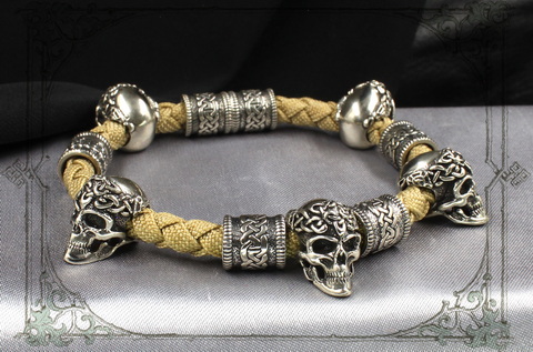 брутальный браслет с серебряными черепами и кельтскими шармами