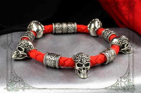 кельтский красный браслет с шармами из черепов
