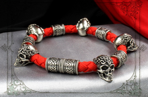 красный браслет с кельтским шармами