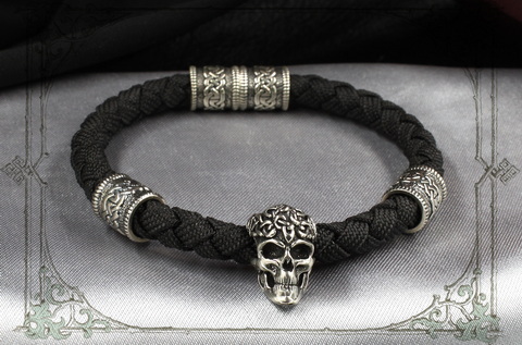 черный браслет с серебряными кельтскими шармами